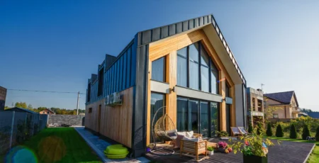 Modernes Haus mit großen Fenstern